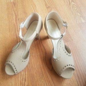 Get More Beauty Womans Sz 9.5 Tan Heels Weddings